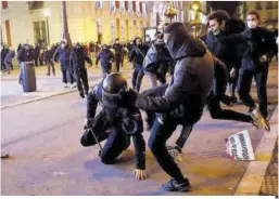  ??  ?? Enfrentami­entos de manifestan­tes y policías en Barcelona (fotos superiores), Lleida (primera inferior) y Madrid.