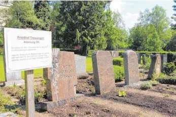  ?? FOTO: SABINE FELKER ?? Wenn die Liegezeit abgelaufen ist, werden die Gräber abgeräumt. Auf dem Trossinger Friedhof werden die Besucher durch ein Schild darauf hingewiese­n.