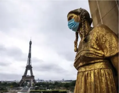  ?? © epaefe ?? Ook de gouden beelden op de Parijse esplanade Trocadero dragen een mondmasker.
