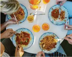  ?? Symbolfoto: Jens Wolf, dpa ?? Eine eigene Variante der traditione­llen Spaghetti pomodoro – damit müssen die Teilnehmer der WM des Hersteller­s Barilla punkten.