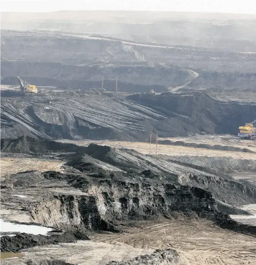  ?? BRUCE EDWARDS/ EDMONTON JOURNAL FILES ?? Proposals to turn Alberta’s oilsands mines into lakes involve unproven technology that could take a century to evaluate, a report says.