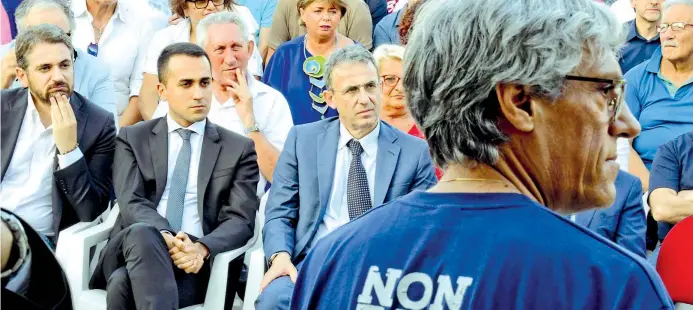  ??  ?? A Casal di Principe Il ministro del Lavoro Luigi Di Maio, 31 anni, e il ministro dell’ambiente Sergio Costa, 59 anni, alla casa di Don Peppe Diana per presentare il decreto sulla Terra dei Fuochi, dopo il rogo di San Vitaliano (Ansa)