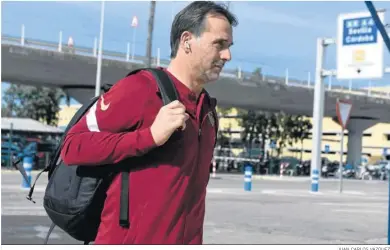  ?? JUAN CARLOS VÁZQUEZ ?? Lopetegui, ayer, a la llegada de la expedición sevillista al Aeropuerto San Pablo para viajar a Barcelona.