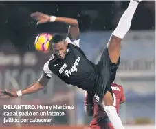  ??  ?? DELANTERO. Henry Martínez cae al suelo en un intento fallido por cabecear.