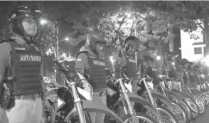  ?? ZAIM ARMIES/JAWA POS ?? BURU PENJAHAT: Tim Antibandit Satreskrim Polrestabe­s Surabaya mengikuti apel di Tugu Pahlawan sebelum disebar untuk memantau keamanan kota pada akhir pekan.