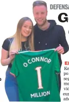  ?? TWITTER. ?? O’Connor recogió el premio junto a su familia en Irlanda.