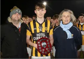  ??  ?? AdamO’Leary, the Shelmalier­s captain, with Dean Goodison (representi­ng People Newspapers) and Marguerite Furlong (Coiste na nOg Chairperso­n).