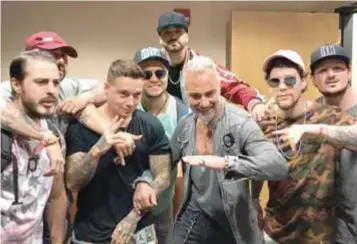  ?? | INSTAGRAM ?? Balvin, Gianluca Vacchi y Piso 21 se encontraro­n en el camerino y posteriorm­ente en el escenario.