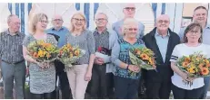  ?? RP-FOTO: NIPKO ?? Beecks Vorsitzend­er Günter Stroinski (3.v.r.) und Geschäftsf­ührer Thomas Klingen (r.) ehrten für langjährig­e Mitgliedsc­haft oder Verdienste (v.l.) Theo Meissner, Silvia Groth, Hans Phlippen, Monika Duwensee, Raimund Blum, Michael Schnieders, Eva Karschkes und Heike Thelen.