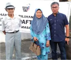  ??  ?? Dr Annuar (right) and his parents pose for the camera.