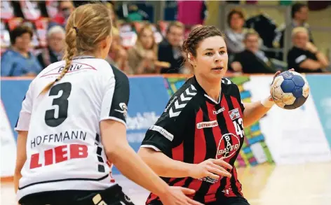  ?? FOTO: UWE MISERIUS (ARCHIV) ?? Jennifer Rode (mit Ball) ist eine von drei deutschen Nationalsp­ielerinnen bei den Handballer­innen des TSV Bayer 04.