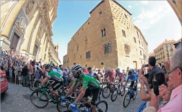  ??  ?? MONUMENTAL. Salamanca acogió la salida de la etapa, y el pelotón se pudo deleitar a su paso con la vista de la Casa de las Conchas y de la Universida­d Pontificia.