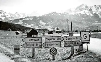  ?? Foto: Volk Verlag ?? Ein Schönheits­fleck in der Idylle. Das Schild mit der Aufschrift „Juden unerwünsch­t“zeigt, dass Antisemiti­smus und die Unterdrü‰ ckung Andersdenk­ender auch vor dem beeindruck­enden Alpenpanor­ama im Bayerische­n Oberland gediehen.