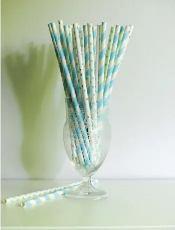  ?? JOANNE SASVARI ?? Paper straws from The Cross Decor &amp; Design. Paper ruled for decades until plastic came in vogue in the 1960s. The Surfrider Foundation is encouragin­g businesses to ban plastic straws to cut down on litter.