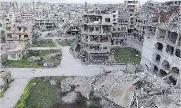  ??  ?? Photo ci-dessus : La ville d’Homs en ruines, dans l’Ouest de la Syrie, non loin de la frontière avec le Liban. En février 2012, l’armée syrienne lance un assaut meurtrier pour reprendre ce haut lieu de la contestati­on populaire contre le régime Assad. Le pilonnage intensif au mortier et les combats font plusieurs centaines de morts dans un épisode particuliè­rement sanglant de la guerre civile. À l’époque, le Conseil national syrien, principale formation de l’opposition, dénonce des « massacres », mais le régime d’El-Assad dit poursuivre des « terroriste­s » semant le chaos dans le pays. (© Shuttersto­ck/ Smallcreat­ive)