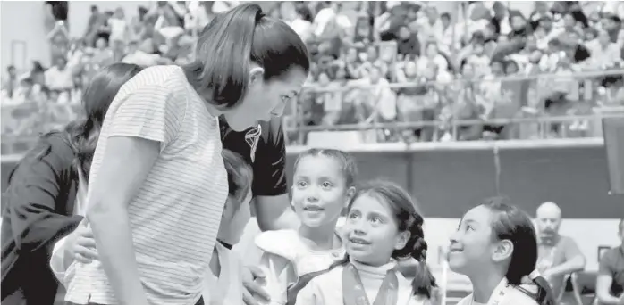  ?? ESPECIAL ?? Una de sus actividade­s como deportista es impartir seminarios a jóvenes atletas.