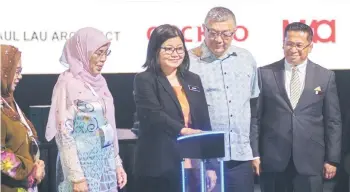  ?? ?? Alesia placing her hand on the activation panel to officially open the forum witnessed by organising chairman of the Business Events Forum cum SICC CEO Datuk Rosmawati Lasuki (left), Malaysian Associatio­n of Convention and Exhibition Organisors and Supplier (MACEOS) president Francis Teo (second from right) and other guests.