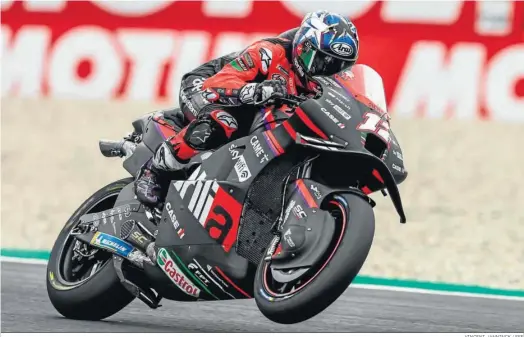  ?? VINCENT JANNINCK / EFE ?? El español Maverick Viñales pilota su Aprilia en el mítico circuito de Assen en la carrera de ayer.