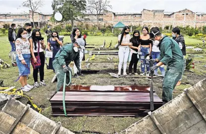  ?? LUIS ROBAYO/AGENCE FRANCE-PRESSE — GETTY IMAGES ?? Colombia experiment­a un aumento en la violencia. El funeral de dos hombres asesinados en agosto.