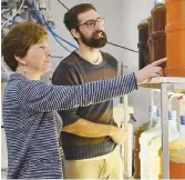  ??  ?? Élise Mayrand, biologiste de l’Université de Moncton, et Martin Mallet, gérant de L’Étang ruisseau bar, examinent des cultures d’algues microscopi­ques. Gracieuset­é: Diane Roy-Friolet