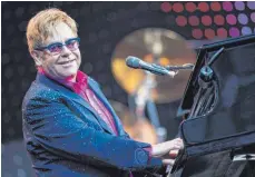  ??  ?? Profi-Auftritt mit 70: Sir Elton John – hier bei einem Konzert auf der Berliner Waldbühne.