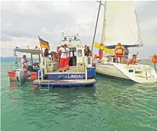  ?? FOTO: MARCO LIESEM ?? Die Mitglieder der Wasserwach­t retten die Crew einer Segelyacht, die in Seenot geraten ist.