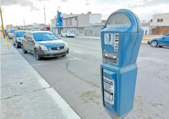  ?? IVÁN MIRAMONTES ?? Comerciant­es molestos por la instalació­n de más estacionóm­tros en el centro.