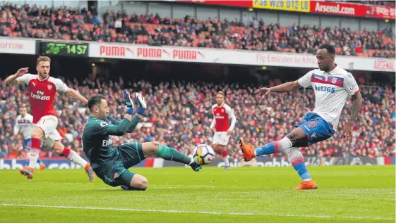  ?? HANNAH MCKAY/REUTERS ?? El antioqueño Ospina, tras su arribo a Italia, fue incluido en la convocator­ia para el primer enfrentami­ento del Nápoles en la Liga, que será hoy contra el capitalino Lazio.