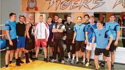  ?? Foto: Tigers Arena ?? Im Kampfsport­studio von Weltmeiste­r Guido Fiedler (mit verschränk­ten Armen) haben die Fußballer des Landesligi­sten SV Cosmos Aystetten alles herausgeha­uen. Der Chef persönlich und Alexander Gruschka (3. von links) haben das Training geleitet. Mit dabei...