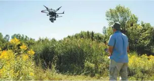  ?? CATHERINE LEGAULT LE DEVOIR ?? Le pilote Oliver Lucanus fait atterrir son drone sur l'il̂ e Grosbois, aux il̂ es de Bouchervil­le.