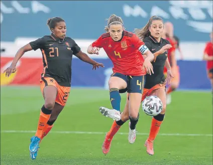  ?? FOTO: EFE ?? Irene, con España ante Holanda Considerad­a una de las mejores centrales del mundo, no se arruga al criticar la discrimina­ción en el fútbol