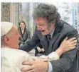  ?? FOTO: AP ?? Papst Franziskus (links) und der argentinis­che Präsident Javier Milei begrüßen einander in Rom.