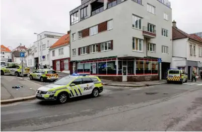  ?? RUNE VANDVIK ?? Politiet leter fortsatt etter en gjerningsm­enn etter en knivstikki­ng i en leilighet i Bergelands­gata i Stavanger.