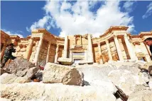  ??  ?? The damaged Roman amphitheat­er in the ancient city of Palmyra.