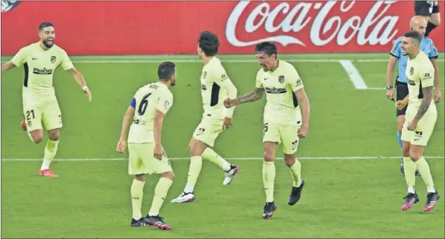  ??  ?? Savic, entre Koke, João Félix y Hermoso, celebra con rabia su gol ante el Athletic, el que suponía el 1-1, pero que finalmente no sirvió para puntuar.