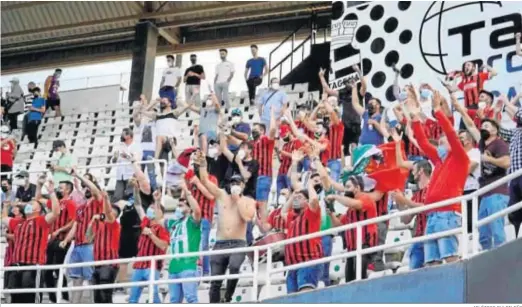  ?? ATLÉTICO PULPILEÑO ?? La afición del Pulpileño pudo disfrutar el ascenso en las gradas de Cartagonov­a.