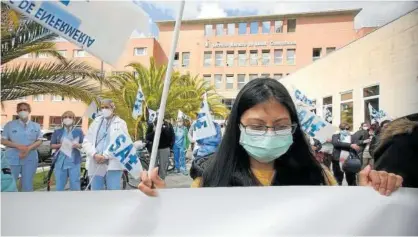  ?? Foto: Javier Bergasa ?? Minuto de silencio durante la concentrac­ión del sindicato SAE, ayer en Príncipe de Viana.