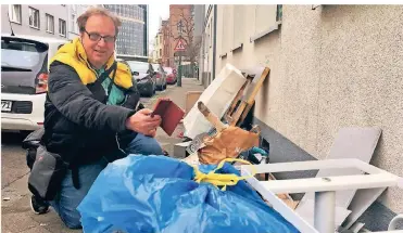  ?? RP-FOTO: JULIA BRABECK ?? Jupp Becker dokumentie­rt einen Sperrmüllh­aufen, der seit mehreren Tagen den Gehweg blockiert.