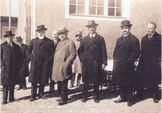  ?? FOTOS: STADTARCHI­V BREGENZ ?? Auch Lindaus Oberbürger­meister Ludwig Siebert (Vierter von links) war vor 90 Jahren zu Gast bei der Eröffnung der Bahn.