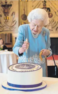  ?? FOTO: IMAGO IMAGES ?? Queen Elizabeth II. feiert auf dem Landsitz in Sandringha­m ihr 70. Thronjubil­äum mit Bürgern aus der Region.