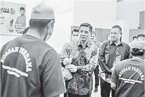  ?? — Gambar Bernama ?? BERKONGSI REZEKI: Azmin menyampaik­an sumbangan daging korban kepada wakil-wakil ketua kampung pada Majlis Korban Perdana Penggerak Komuniti Negara peringkat negeri Kedah di Padang Serai, Kulim semalam.