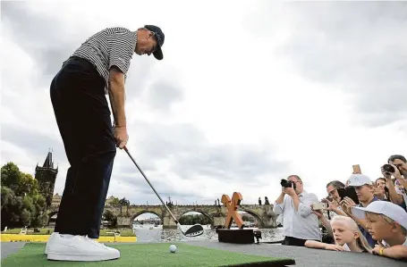  ?? FOTO ČTK ?? Exhibici na Vltavě, kdy hvězdy trefovaly jamku na pontonu, absolvoval Ernie Els s půjčenou holí, ty své si totiž nechal na hotelu