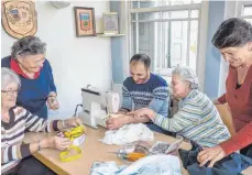  ?? FOTOS: ANDY HEINRICH ?? Seit einem Jahr begeistert der syrische Schneiderm­eister Adel Alsaid mit seinem Wesen und Können die Damen im Nä-Café der Senioren-Begegnungs­stätte.