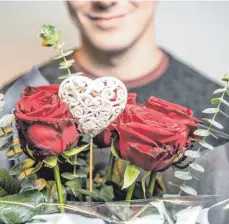  ?? FOTO: ROBERT GÜNTHER/DPA ?? Mit einem pollenarme­n Rosenstrau­ß kann man nicht viel falsch machen.