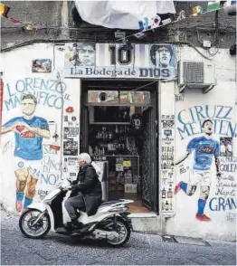  ?? Valentí Enrich ?? Un mural futbolísti­co en Nápoles.