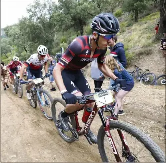  ?? ?? En tête dans l’ascension du col du Bougnon, Jordan Sarrou n’est jamais parvenu à distancer ses rivaux et a donc dû finir au sprint. Un exercice dans lequel il confesse lui-même ne pas exceller.