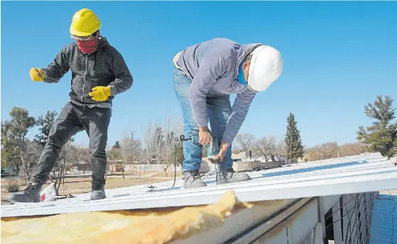  ?? ?? AISLAR BIEN. El manual sirve como referencia para identifica­r y conocer los diferentes materiales termoaisla­ntes y su uso en la envolvente.