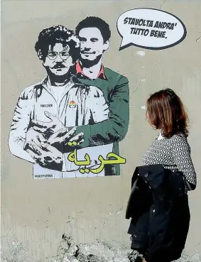  ??  ?? Un murale dell’artista di strada Laika, a Roma, che ritrae Patrick Zaki abbracciat­o da Giulio Regeni