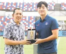  ?? — Bernama photo ?? Park Tae Su (right) receiving the National Football Award (ABK) 2023 trophy from Joehari Ayub.