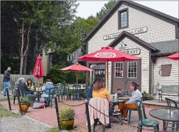  ?? SARAH GORDON PHOTOS / THE DAY ?? Customers eat at tables outside the Vanilla Bean Cafe in Pomfret.